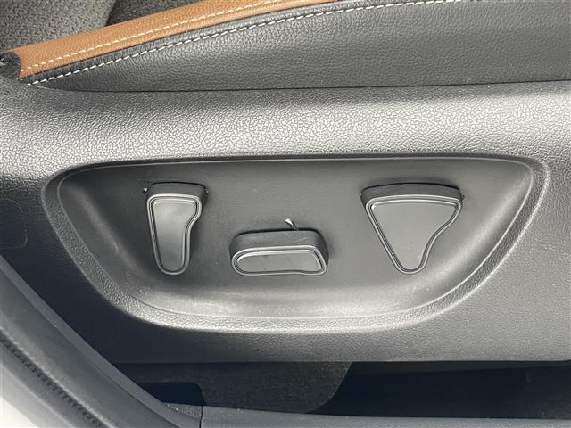 ヤリスクロス ハイブリッドＺ　アドベンチャー　純正８型ＤＡナビ　全方位カメラ　禁煙車　ＨＵＤ　ＢＳＭ　追従クルコン　フルセグＴＶ　セーフティセンス　衝突軽減　シートヒーター　ステアリングヒーター　コーナーセンサー　ドラレコ　ＥＴＣ　ＬＥＤライト（13枚目）