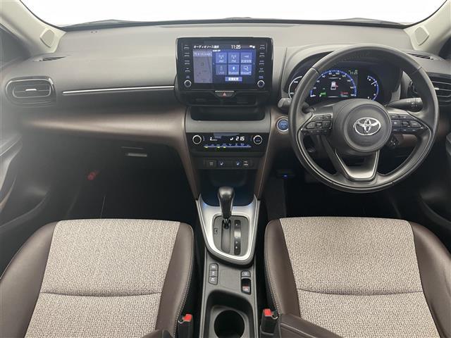 ヤリスクロス ハイブリッドＺ　純正８型ナビ　全方位カメラ　ＢＳＭ　禁煙　追従クルコン　茶ハーフレザー　ＥＴＣ　セーフティセンス　シートヒーター　コーナーセンサー　ＬＥＤオートライト　パワーシート　衝突軽減　車線逸脱　電子パーキング（2枚目）