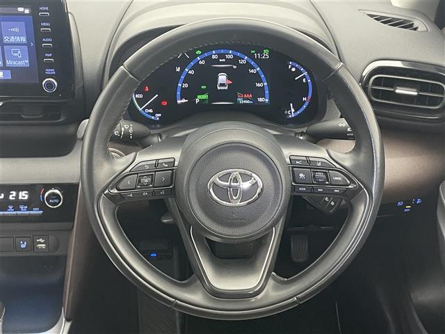 ヤリスクロス ハイブリッドＺ　純正８型ナビ　全方位カメラ　ＢＳＭ　禁煙　追従クルコン　茶ハーフレザー　ＥＴＣ　セーフティセンス　シートヒーター　コーナーセンサー　ＬＥＤオートライト　パワーシート　衝突軽減　車線逸脱　電子パーキング（10枚目）