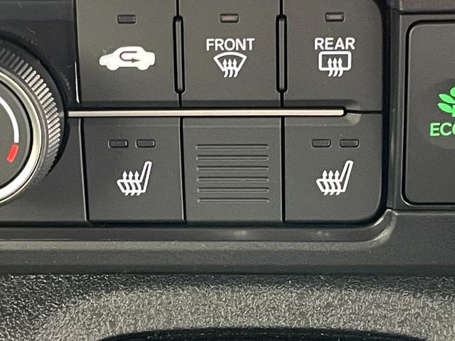 N-BOXカスタム ターボ 届出済未使用車 社外8型ナビ 禁煙車 バックカメラ シートヒーター ハーフレザー 両側パワスラ ETC パドルシフト ホンダセンシング 衝突軽減装置 追従クルコン コーナーセンサー リアロールシェード(5枚目)