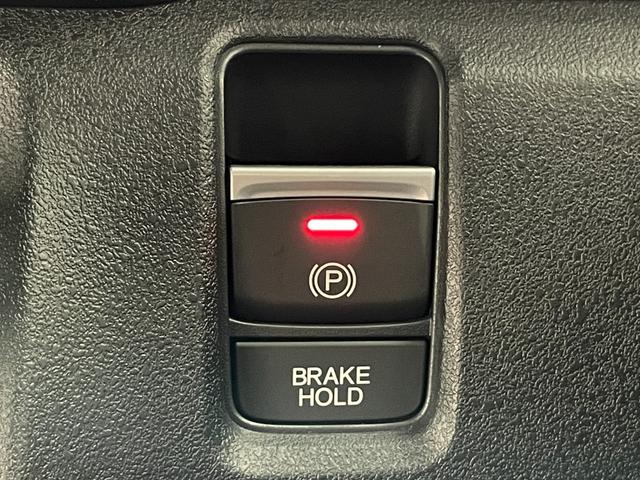 N-BOXカスタム ターボ 届出済未使用車 社外8型ナビ 禁煙車 バックカメラ シートヒーター ハーフレザー 両側パワスラ ETC パドルシフト ホンダセンシング 衝突軽減装置 追従クルコン コーナーセンサー リアロールシェード(14枚目)