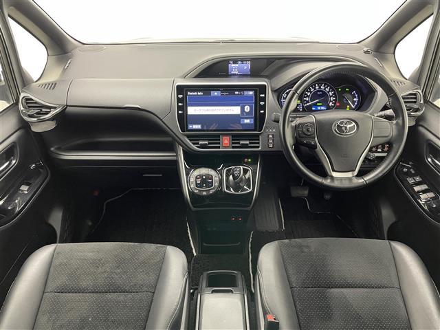 ヴォクシー ハイブリッドＺＳ　煌ＩＩＩ　純正１０型ナビ　純正１２型後席モニター　シートヒーター　バックカメラ　両側パワスラ　ハーフレザー　コーナーセンサー　ＥＴＣ　セーフティセンス　衝突軽減　前後ドラレコ　ＬＥＤオートライト　フォグ　禁煙車（2枚目）