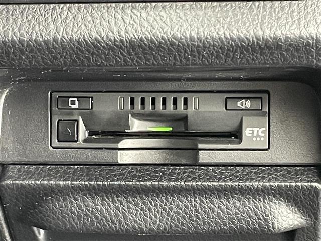 ヴォクシー ハイブリッドＺＳ　煌ＩＩＩ　純正１０型ナビ　純正１２型後席モニター　シートヒーター　バックカメラ　両側パワスラ　ハーフレザー　コーナーセンサー　ＥＴＣ　セーフティセンス　衝突軽減　前後ドラレコ　ＬＥＤオートライト　フォグ　禁煙車（10枚目）