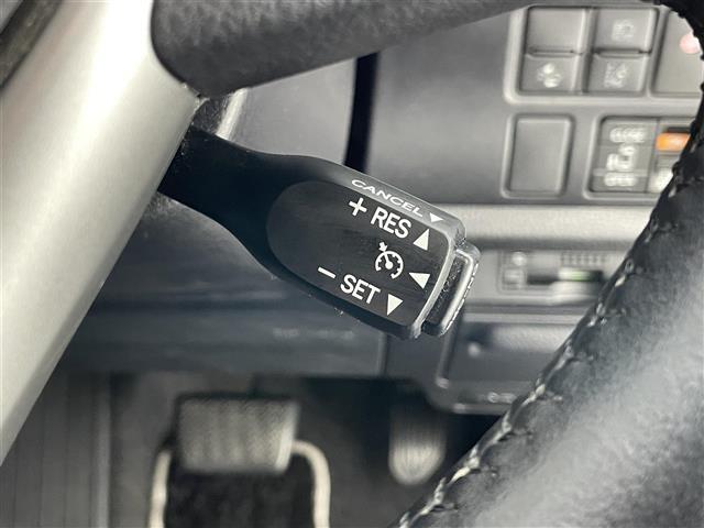 ヴォクシー ハイブリッドＺＳ　煌ＩＩＩ　純正１０型ナビ　純正１２型後席モニター　シートヒーター　バックカメラ　両側パワスラ　ハーフレザー　コーナーセンサー　ＥＴＣ　セーフティセンス　衝突軽減　前後ドラレコ　ＬＥＤオートライト　フォグ　禁煙車（15枚目）