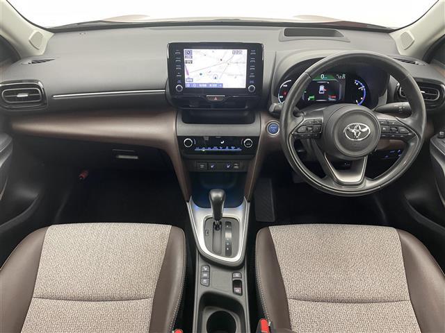 ヤリスクロス ハイブリッドZ 純正8型DAナビ 全方位カメラ パーキングアシスト ハーフレザー シートヒーター BSM HUD 前後ドラレコ ETC パワーバックドア ツートンカラー セーフティセンス 衝突軽減 追従クルコン 禁煙(2枚目)
