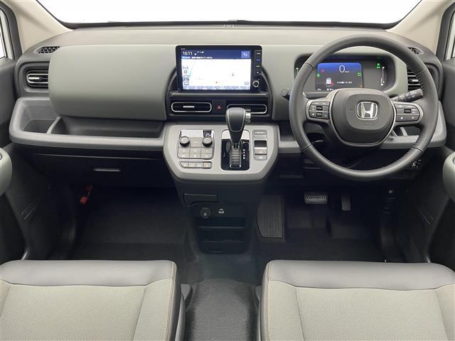 フリード ｅ：ＨＥＶクロスター　登録済未使用車　純正９型ナビ　フルセグＴＶ　Ｂｌｕｅｔｏｏｔｈ　ＵＳＢ　ＢＳＭ　シートヒーター　ハーフレザー　両側パワースライドドア　ホンダセンシング　衝突軽減　追従クルコン　ＬＥＤオートライト　禁煙（2枚目）