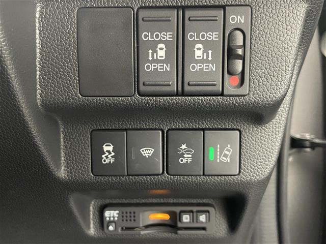 フリードハイブリッド ハイブリッド・Ｇホンダセンシング　社外８型ナビ　社外１１．６型後席モニター　禁煙車　バックカメラ　フルセグＴＶ　ＨＤＭＩ　両側パワスラ　ＥＴＣ　シートヒーター　ハーフレザー　ホンダセンシング　衝突軽減装置　追従クルコン　ハンドル支援（7枚目）