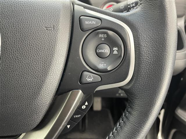 フリードハイブリッド ハイブリッド・Ｇホンダセンシング　社外８型ナビ　社外１１．６型後席モニター　禁煙車　バックカメラ　フルセグＴＶ　ＨＤＭＩ　両側パワスラ　ＥＴＣ　シートヒーター　ハーフレザー　ホンダセンシング　衝突軽減装置　追従クルコン　ハンドル支援（15枚目）