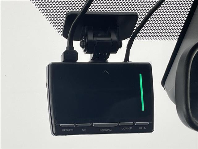 ヤリス ハイブリッドＺ　純正８型ＤＡ　ナビ　シートヒーター　禁煙車　バックカメラ　スマホ連動　前後ドラレコ　ＥＴＣ　セーフティセンス　衝突軽減　追従クルコン　車線逸脱　ＬＥＤオートライト　コーナーセンサー　純正フロアマット（7枚目）