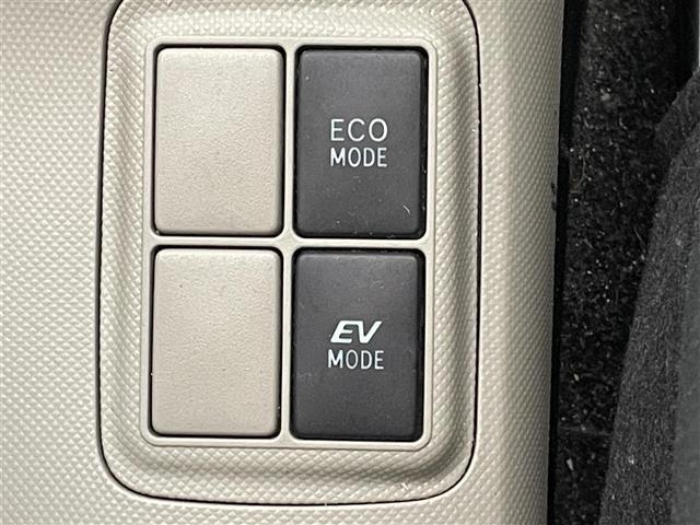 アクア Ｓ　純正メモリナビ　バックカメラ　ＥＴＣ　禁煙車　ＴＶ　Ｂｌｕｅｔｏｏｔｈ　ＣＤ再生　ラジオ　プッシュスタート　オートライト　フロアマット　ドアバイザー　電動格納ミラー　社外アルミホイール　スマートキー（10枚目）