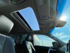 【ムーンルーフ】天井から太陽の穏やかな光や爽やかな風を取り込むことができる、トヨタの「サンルーフ」です！頭上のスイッチでムーンルーフを開閉することができます。 4