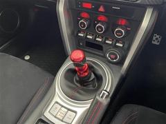 【マニュアルトランスミッション（ＭＴ）】車速や道路状況に応じてシフトレバーとクラッチを操作することで、車との一体感を味わいながら走ることができます。 7