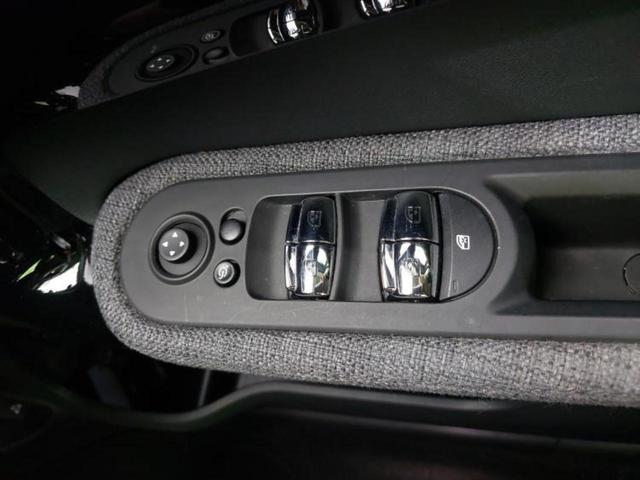 ＭＩＮＩ クーパーＤクロスオーバー　保証書／純正　８．８インチ　メモリーナビ／衝突安全装置／シート　ハーフレザー／電動バックドア／ヘッドランプ　ＬＥＤ／Ｂｌｕｅｔｏｏｔｈ接続／ＥＴＣ／ＥＢＤ付ＡＢＳ／横滑り防止装置　衝突被害軽減システム（25枚目）