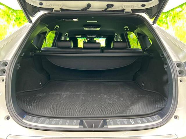 ハリアーハイブリッド ４ＷＤプレミアム　新品タイヤ／純正エアロ／保証書／社外　１０インチ　ＳＤナビ／フリップダウンモニター／トヨタセーフティセンス／車線逸脱防止支援システム／シート　ハーフレザー／電動バックドア／ヘッドランプ　ＬＥＤ　４ＷＤ（8枚目）