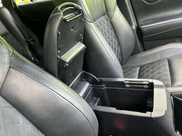 ハリアーハイブリッド ４ＷＤプレミアム　新品タイヤ／純正エアロ／保証書／社外　１０インチ　ＳＤナビ／フリップダウンモニター／トヨタセーフティセンス／車線逸脱防止支援システム／シート　ハーフレザー／電動バックドア／ヘッドランプ　ＬＥＤ　４ＷＤ（32枚目）