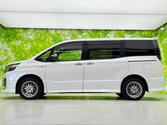 ヴォクシー ハイブリッドＺＳキラメキ２　新品タイヤ／保証書／社外　１０インチ　ＳＤナビ／フリップダウンモニター　社外　１２．８インチ／衝突安全装置／両側電動スライドドア／車線逸脱防止支援システム　衝突被害軽減システム　バックカメラ　禁煙車（2枚目）