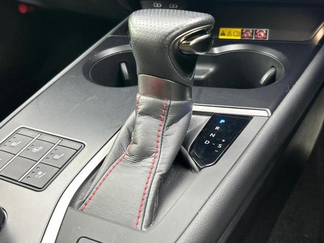 ＵＸ ＵＸ２５０ｈ　Ｆスポーツエモーショナルエクスプローラ　サンルーフ／保証書／ディスプレイオーディオ＋ナビ１２．３インチ／プリクラッシュセーフティ／エアーシート　前席／全方位モニター／車線逸脱防止支援システム／シート　合皮　衝突被害軽減システム　全周囲カメラ（18枚目）