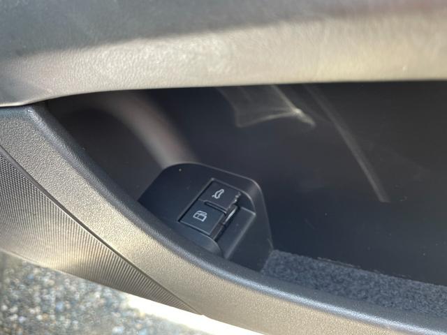 ＴＴクーペ ２．０ＴＦＳＩ　キーレス　ストラーダＳＤナビ　フルセグＴＶ走行中視聴可　キセノンヘッドライト　パワーシート　レザーシート　シートヒーター（22枚目）