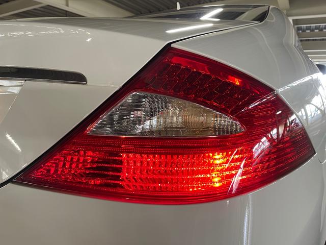CLS350 キセノンライト パワーシート 革シート サンルーフ 純正18インチAW クルーズコントロール パワートランク ETC HDDナビ デュアルエアコン 本革巻きステアリング ウッドパネル 集中ドアロック(10枚目)
