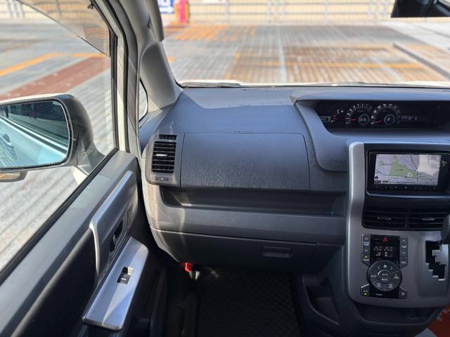 ヴォクシー ＺＳ　Ｂｌｕｅｔｏｏｔｈ／両側パワスラ／カロッツェリアナビ／ＴＶ／バックカメラ／レザー調シートカバー／フォグ／ＥＴＣ（9枚目）