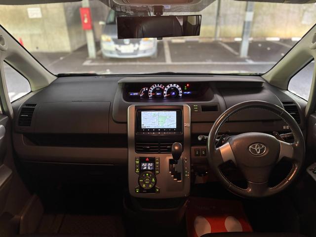 ヴォクシー ＺＳ　Ｂｌｕｅｔｏｏｔｈ／両側パワスラ／カロッツェリアナビ／ＴＶ／バックカメラ／レザー調シートカバー／フォグ／ＥＴＣ（13枚目）