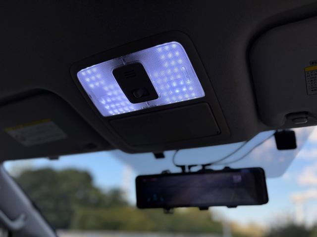 ヴォクシー ＺＳ　社外１８インチＡＷ／Ｂｌｕｅｔｏｏｔｈ／両側パワスラ／カロッツェリアナビ／フリップダウンモニター／インナーミラー型ドラレコ／ウォークスルー／ＥＴＣ（6枚目）