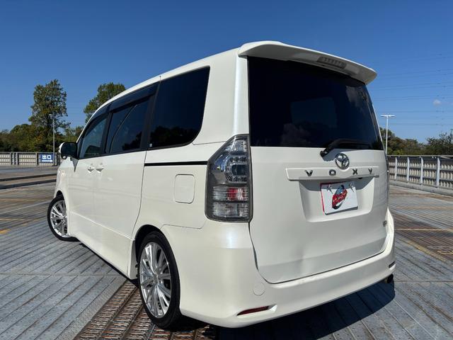 ヴォクシー ＺＳ　社外１８インチＡＷ／Ｂｌｕｅｔｏｏｔｈ／両側パワスラ／カロッツェリアナビ／フリップダウンモニター／インナーミラー型ドラレコ／ウォークスルー／ＥＴＣ（8枚目）
