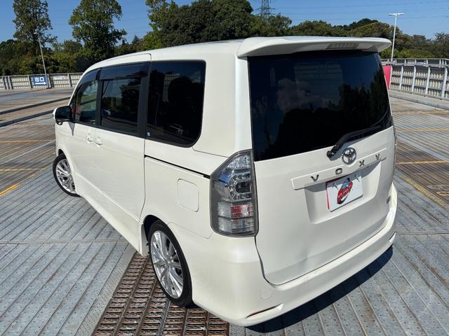 ヴォクシー ＺＳ　社外１８インチＡＷ／Ｂｌｕｅｔｏｏｔｈ／両側パワスラ／カロッツェリアナビ／フリップダウンモニター／インナーミラー型ドラレコ／ウォークスルー／ＥＴＣ（18枚目）