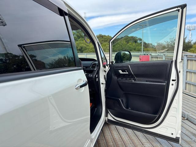 ヴォクシー ＺＳ　社外１８インチＡＷ／モデリスタ／カロッツェリアナビ／サブウーファー／フリップダウンモニター／バックカメラ／ＴＶ／Ｄ席シートヒーター／ＥＴＣ（8枚目）