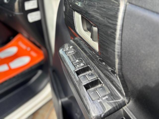 ヴォクシー ＺＳ　社外１８インチＡＷ／モデリスタ／カロッツェリアナビ／サブウーファー／フリップダウンモニター／バックカメラ／ＴＶ／Ｄ席シートヒーター／ＥＴＣ（10枚目）