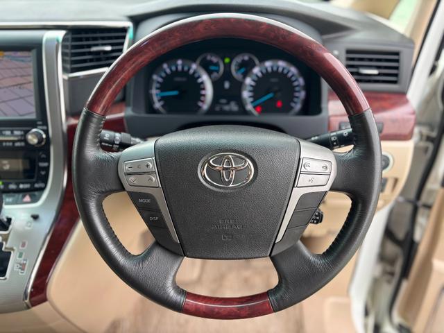 アルファード ２４０Ｇ　４ＷＤ／ワンオーナー／社外１９インチＡＷ／両側パワスラ／Ｆ．Ｒエアロ／パワーシート／後席オットマン／クルコン／フリップダウンモニター／バックカメラ／（12枚目）