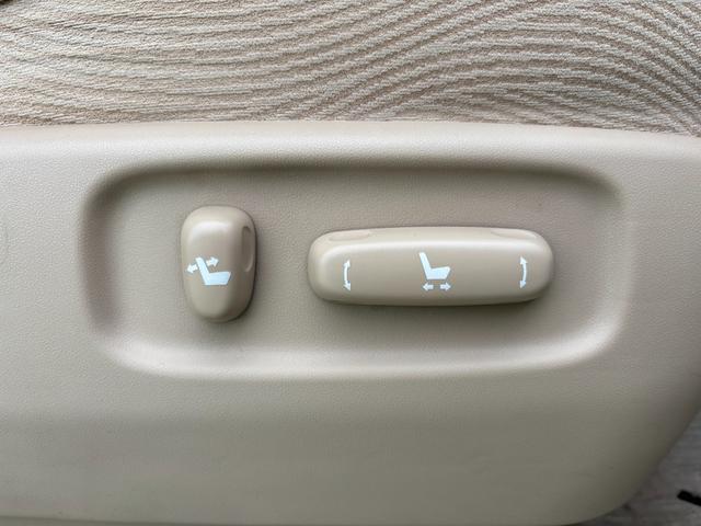 アルファード ２４０Ｇ　４ＷＤ／ワンオーナー／社外１９インチＡＷ／両側パワスラ／Ｆ．Ｒエアロ／パワーシート／後席オットマン／クルコン／フリップダウンモニター／バックカメラ／（18枚目）