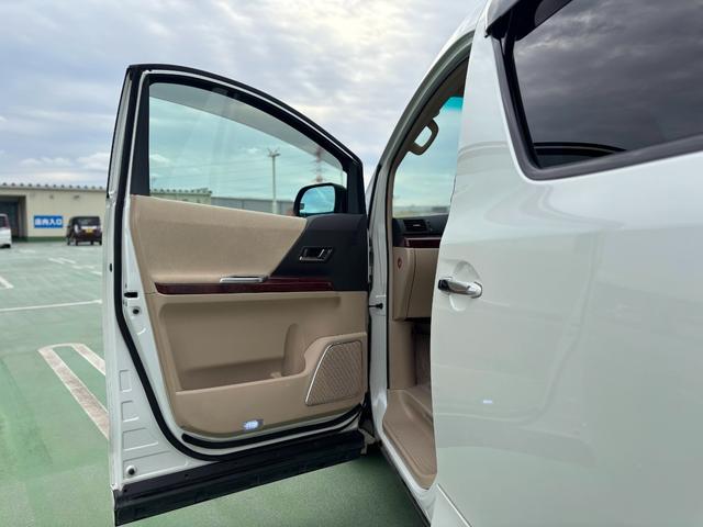 アルファード ２４０Ｇ　４ＷＤ／ワンオーナー／社外１９インチＡＷ／両側パワスラ／Ｆ．Ｒエアロ／パワーシート／後席オットマン／クルコン／フリップダウンモニター／バックカメラ／（68枚目）