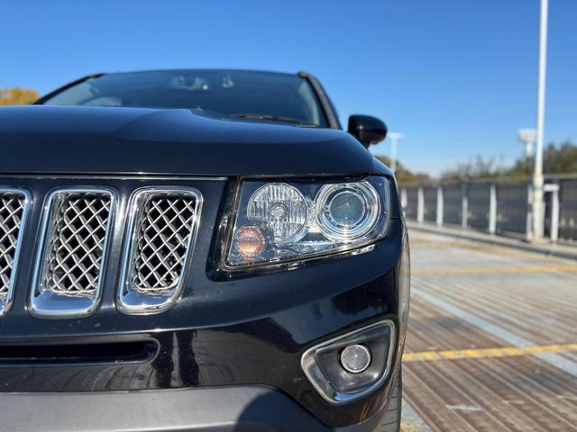 ジープ・コンパス リミテッド　４ＷＤ／１８インチアルミＡＷ／サンルーフ／レザーシート／Ｄ席パワーシート／シートヒーター／サイドカメラ／ドラレコ／クルコン／ＥＴＣ（8枚目）