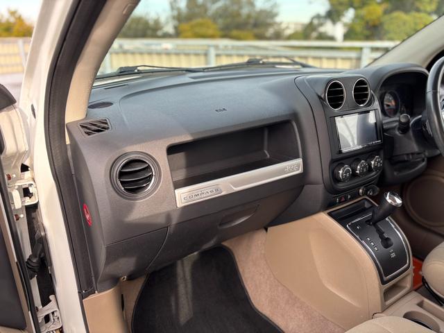 ジープ・コンパス リミテッドクローム 純正17インチAW/社外ナビ/フルフラットシート/バックカメラ/サイドカメラ/TV/ルーフレール/フォグ/記録簿/ETC(74枚目)