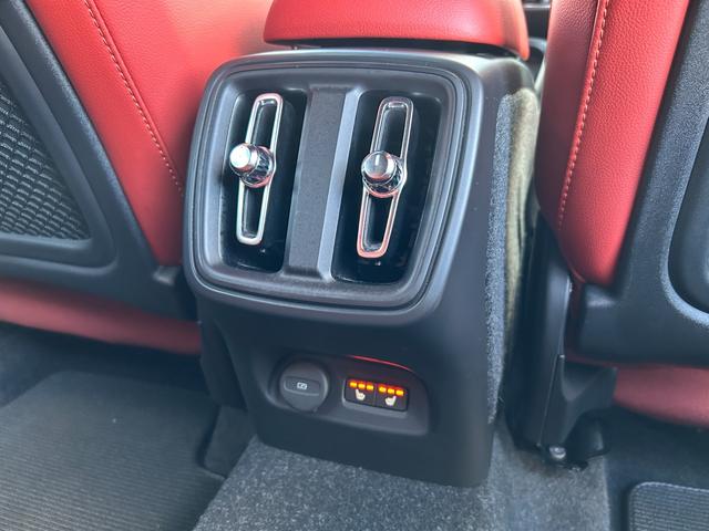 XC40 T4 AWD インスクリプション harman/kardonサラウンド/赤本革シート/シートヒーター/ステアリングヒーター/純正HDDナビ/USB/Bluetooth/フルセグTV/360°カメラ/LEDヘッドライト(10枚目)