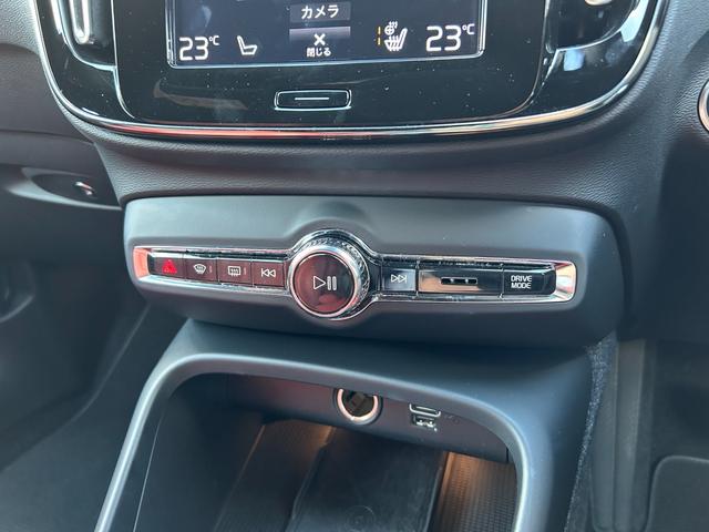 XC40 T4 AWD インスクリプション harman/kardonサラウンド/赤本革シート/シートヒーター/ステアリングヒーター/純正HDDナビ/USB/Bluetooth/フルセグTV/360°カメラ/LEDヘッドライト(26枚目)