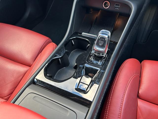 XC40 T4 AWD インスクリプション harman/kardonサラウンド/赤本革シート/シートヒーター/ステアリングヒーター/純正HDDナビ/USB/Bluetooth/フルセグTV/360°カメラ/LEDヘッドライト(28枚目)