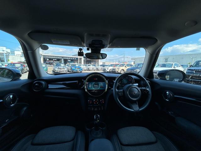 ＭＩＮＩ クーパー　クラシック・トリム　ワンオーナー／クラシックトリム／衝突軽減ブレーキ車線逸脱警告／ディスプレイオーディオ／ＭＩＮＩ　Ａｐｐ対応　ＣａｒＰｌａｙ　Ｂｌｕｅｔｏｏｔｈ／バックカメラ／ＭＩＮＩドライビングＭＯＤＥ／ＥＴＣ（8枚目）