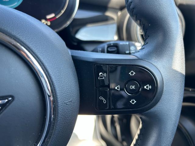 ＭＩＮＩ クーパー　クラシック・トリム　ワンオーナー／クラシックトリム／衝突軽減ブレーキ車線逸脱警告／ディスプレイオーディオ／ＭＩＮＩ　Ａｐｐ対応　ＣａｒＰｌａｙ　Ｂｌｕｅｔｏｏｔｈ／バックカメラ／ＭＩＮＩドライビングＭＯＤＥ／ＥＴＣ（11枚目）