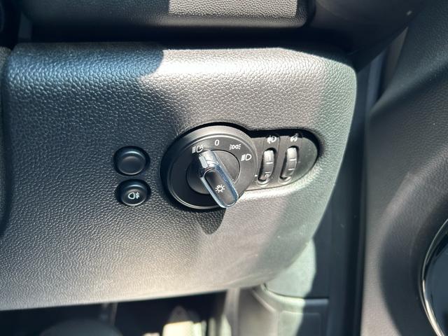 ＭＩＮＩ クーパー　クラシック・トリム　ワンオーナー／クラシックトリム／衝突軽減ブレーキ車線逸脱警告／ディスプレイオーディオ／ＭＩＮＩ　Ａｐｐ対応　ＣａｒＰｌａｙ　Ｂｌｕｅｔｏｏｔｈ／バックカメラ／ＭＩＮＩドライビングＭＯＤＥ／ＥＴＣ（17枚目）