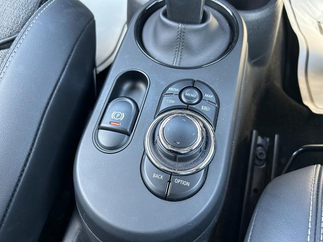 ＭＩＮＩ クーパー　クラシック・トリム　ワンオーナー／クラシックトリム／衝突軽減ブレーキ車線逸脱警告／ディスプレイオーディオ／ＭＩＮＩ　Ａｐｐ対応　ＣａｒＰｌａｙ　Ｂｌｕｅｔｏｏｔｈ／バックカメラ／ＭＩＮＩドライビングＭＯＤＥ／ＥＴＣ（26枚目）