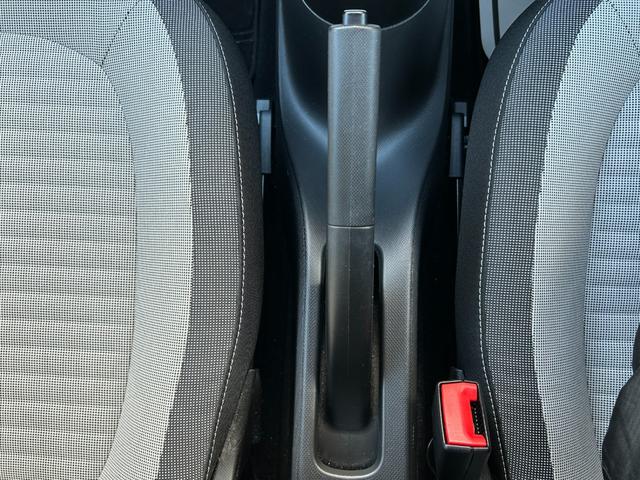 トゥインゴ ＥＤＣ　ＥＴＣ　ドライブレコーダー　バックカメラ　ＢＴオーディオ　スマートフォンミラーリング　クルーズコントロール　パーキングアシスト　レーンキープアシスト　フロアマット　純正ドアバイザー　純正アルミ（22枚目）