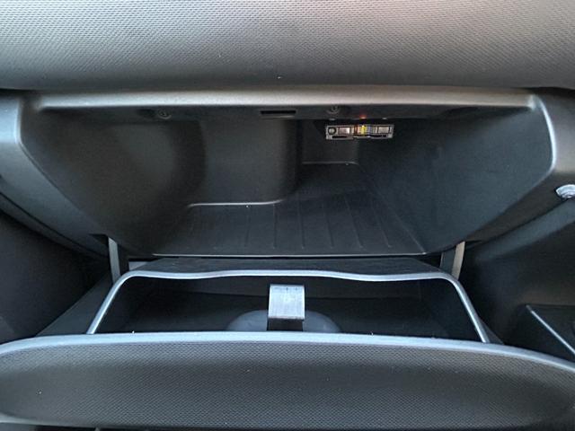 トゥインゴ ＥＤＣ　ＥＴＣ　ドライブレコーダー　バックカメラ　ＢＴオーディオ　スマートフォンミラーリング　クルーズコントロール　パーキングアシスト　レーンキープアシスト　フロアマット　純正ドアバイザー　純正アルミ（30枚目）