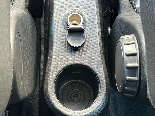 トゥインゴ ＥＤＣ　ＥＴＣ　ドライブレコーダー　バックカメラ　ＢＴオーディオ　スマートフォンミラーリング　クルーズコントロール　パーキングアシスト　レーンキープアシスト　フロアマット　純正ドアバイザー　純正アルミ（31枚目）