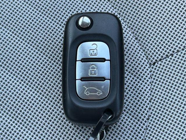 トゥインゴ ＥＤＣ　ＥＴＣ　ドライブレコーダー　バックカメラ　ＢＴオーディオ　スマートフォンミラーリング　クルーズコントロール　パーキングアシスト　レーンキープアシスト　フロアマット　純正ドアバイザー　純正アルミ（33枚目）