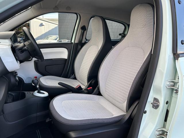 トゥインゴ ＥＤＣ　ＥＴＣ　ドライブレコーダー　バックカメラ　ＢＴオーディオ　スマートフォンミラーリング　クルーズコントロール　パーキングアシスト　レーンキープアシスト　フロアマット　純正ドアバイザー　純正アルミ（40枚目）