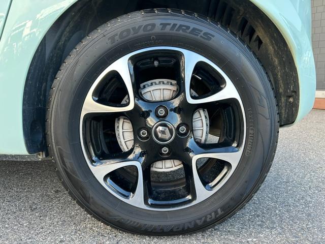 トゥインゴ ＥＤＣ　ＥＴＣ　ドライブレコーダー　バックカメラ　ＢＴオーディオ　スマートフォンミラーリング　クルーズコントロール　パーキングアシスト　レーンキープアシスト　フロアマット　純正ドアバイザー　純正アルミ（62枚目）