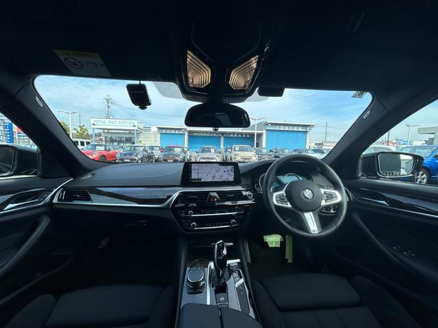 ５シリーズ ５２３ｉツーリング　Ｍスポーツ　３６０°カメラ／コンフォートアクセス／インテリジェントセーフティ／アダプティブ・クルーズ・コントロール／ＬＥＤヘッドライト／純正ナビ／フルセグＴＶ・Ｂｌｕｅｔｏｏｔｈ・ＵＳＢ前席パワートパワーバックド（9枚目）