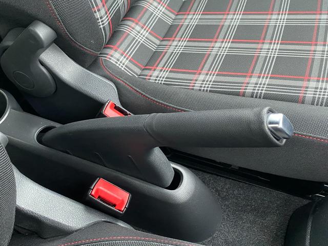 アップ!GTI 特別仕様車/1オーナー/beatssound system/PDC/オプティカルパーキングシステム/リヤビューカメラ/純正ディスプレイオーディオ/前席シートヒーター/純正AW/レッドブレーキキャリパー(17枚目)